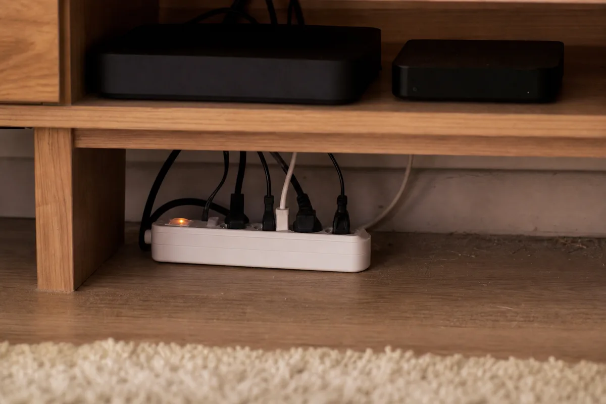Multiprise à interrupteur regroupant box internet, décodeur et chargeurs sous un meuble TV